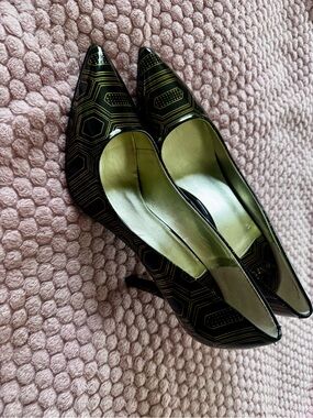 Nine West Black Patent Pointed-Toe Pumps with Gold Geometric Detail